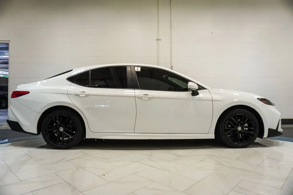 2025 Toyota Camry SE, photo 31