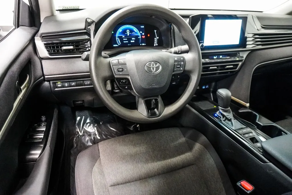 2025 Toyota Camry LE, photo 8