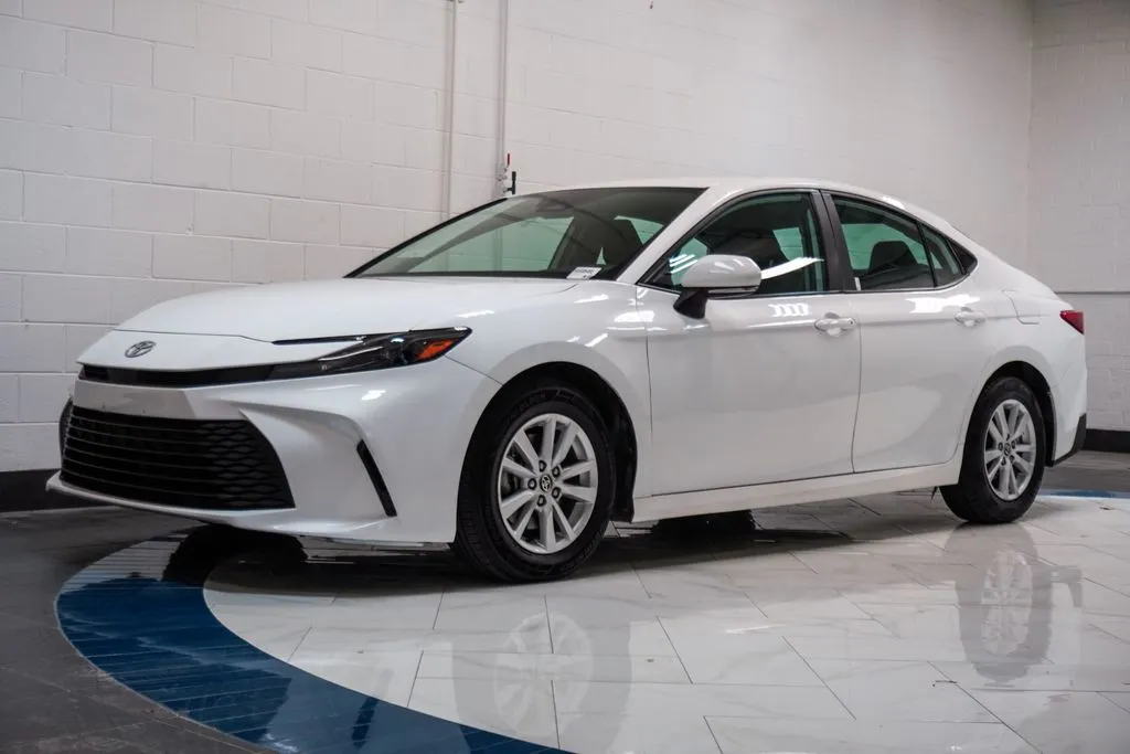 2025 Toyota Camry LE, photo 2