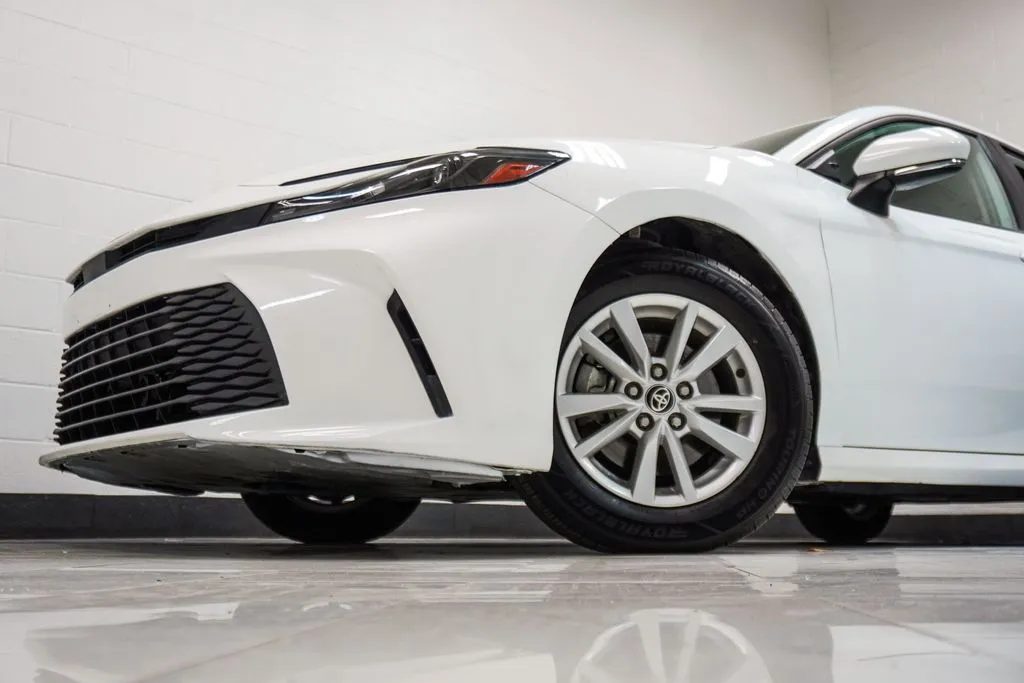 2025 Toyota Camry LE, photo 1