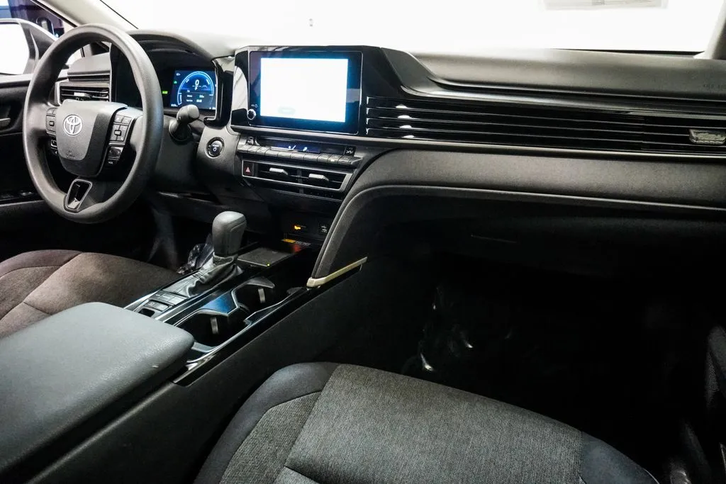 2025 Toyota Camry LE, photo 6