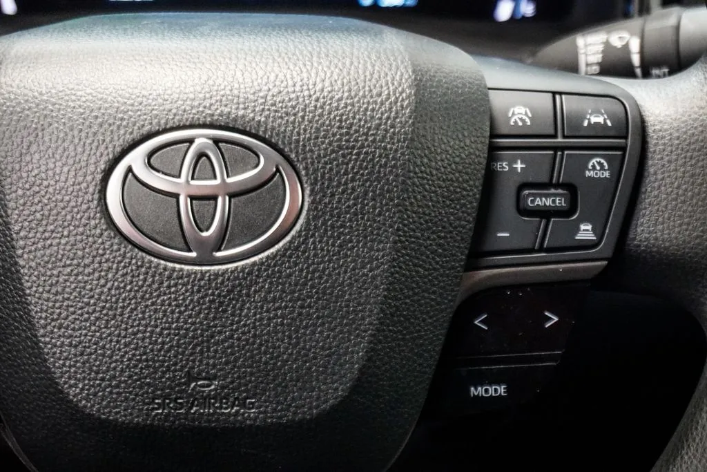 2025 Toyota Camry LE, photo 10
