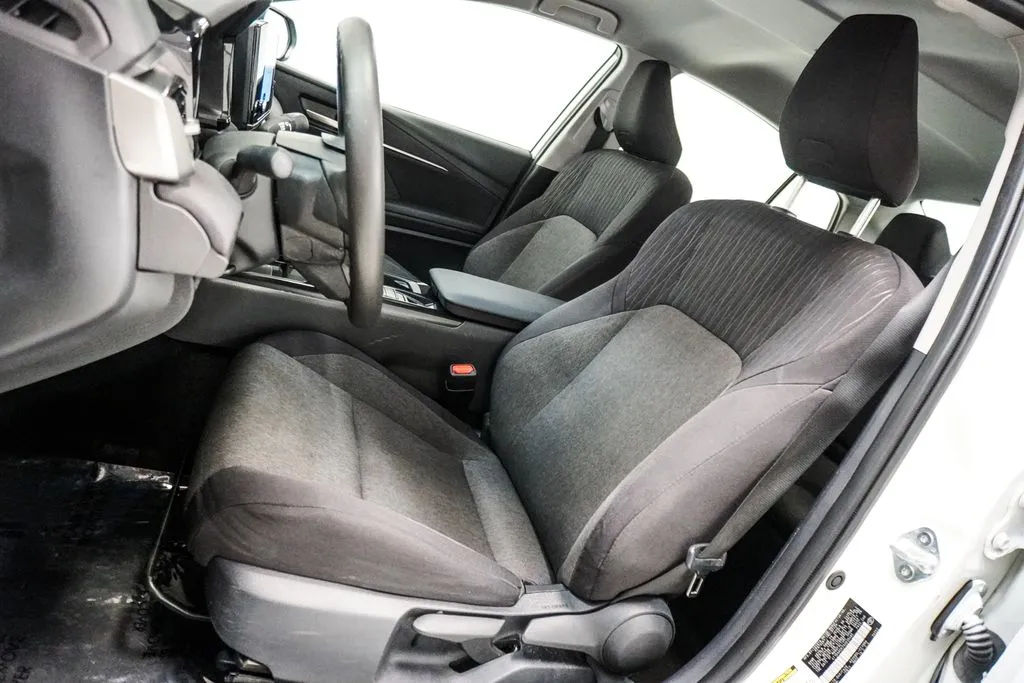 2025 Toyota Camry LE, photo 4