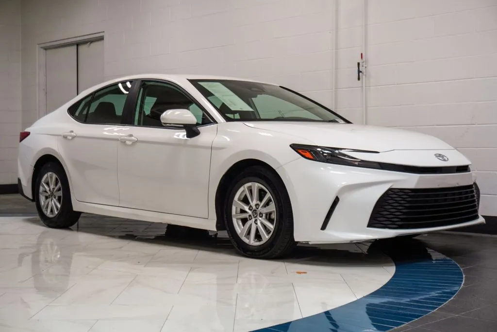 2025 Toyota Camry LE, photo 3