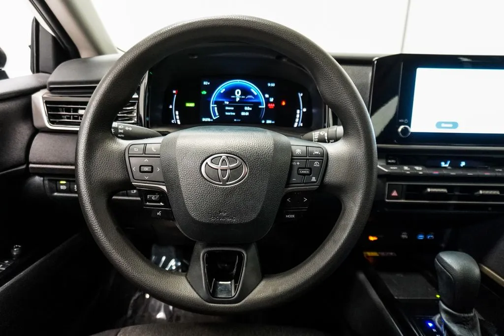 2025 Toyota Camry LE, photo 9