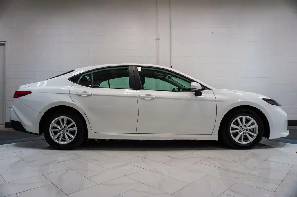2025 Toyota Camry LE, photo 24