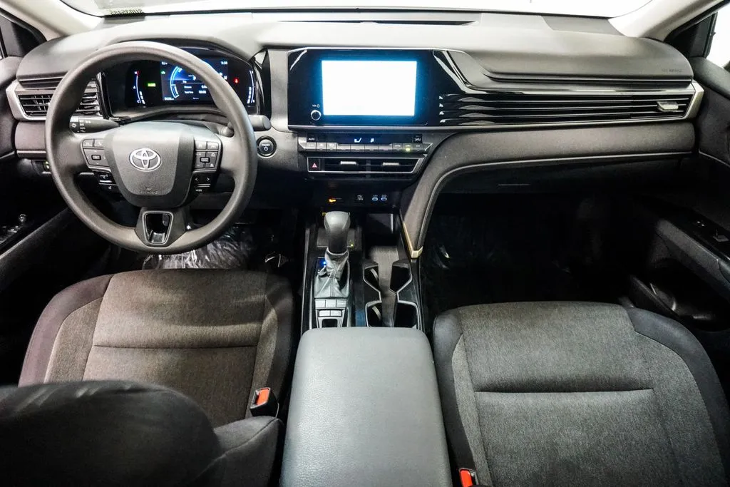 2025 Toyota Camry LE, photo 7