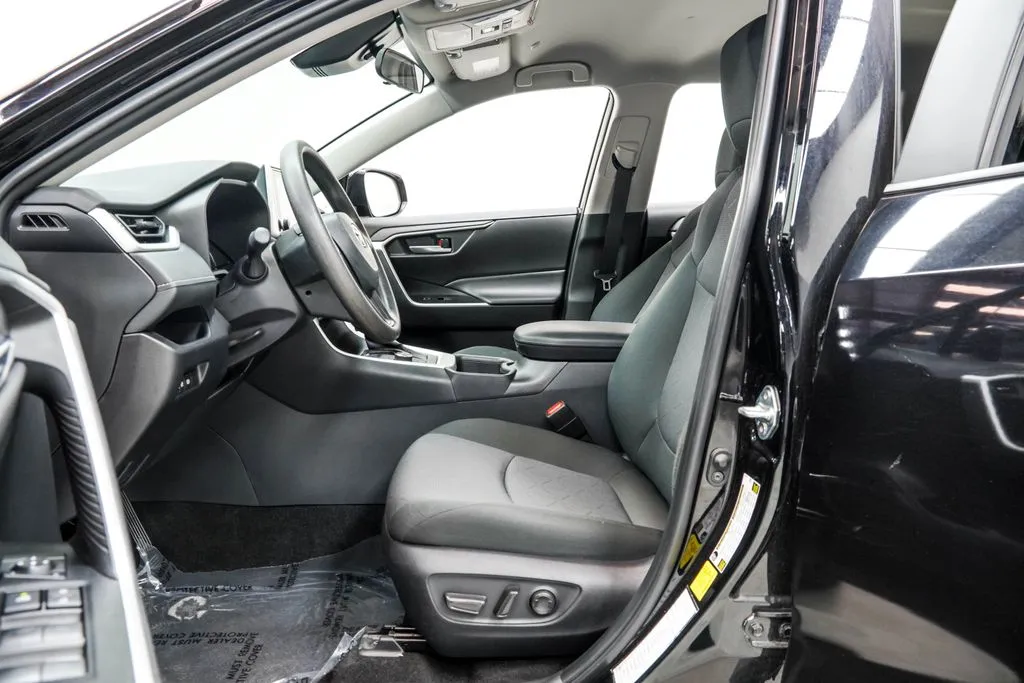 2025 Toyota RAV4 Hybrid XLE, photo 16