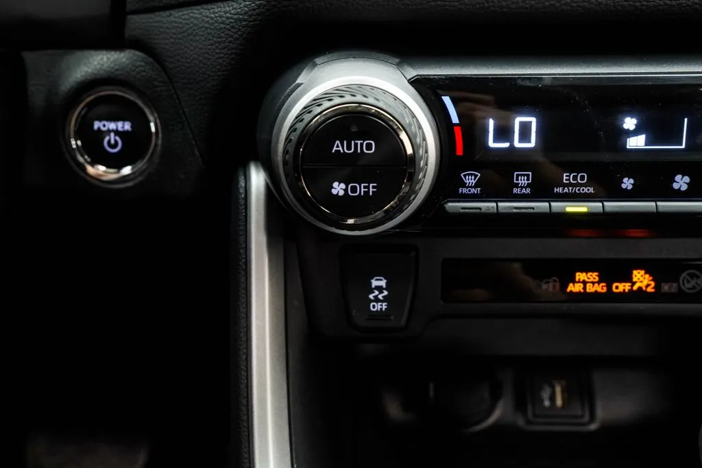 2025 Toyota RAV4 Hybrid XLE, photo 27