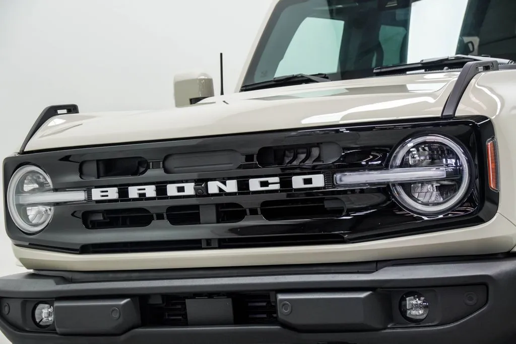 2025 Ford Bronco Outer Banks, photo 2