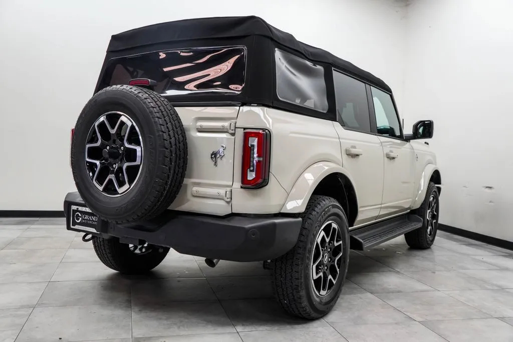 2025 Ford Bronco Outer Banks, photo 12