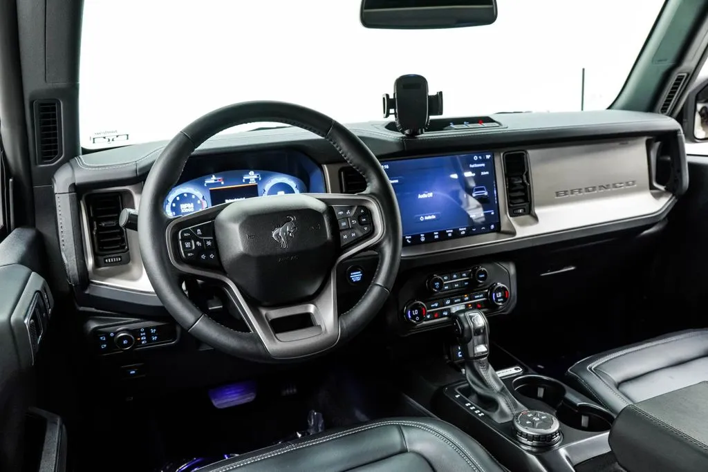 2025 Ford Bronco Outer Banks, photo 3