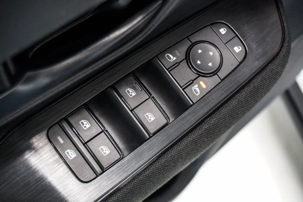 2025 Nissan Kicks S, photo 14