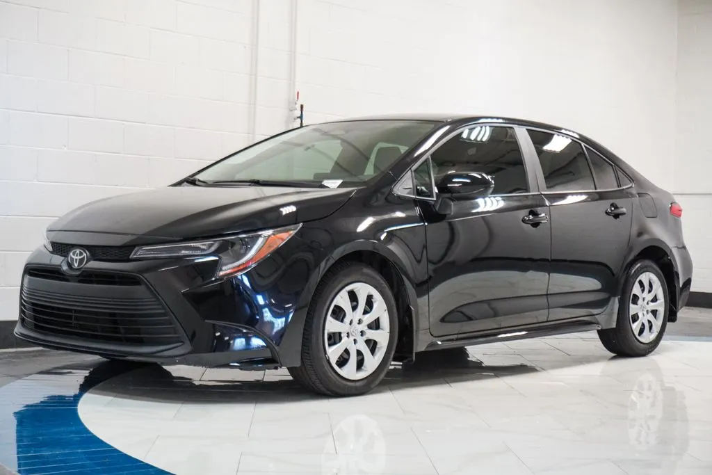 2025 Toyota Corolla LE, photo 2