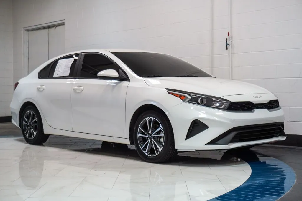 2024 Kia Forte LXS, photo 2