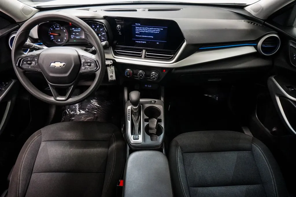 2025 Chevrolet Trax LS, photo 7