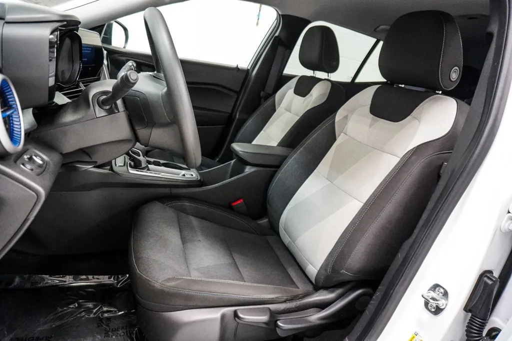 2025 Chevrolet Trax LS, photo 4