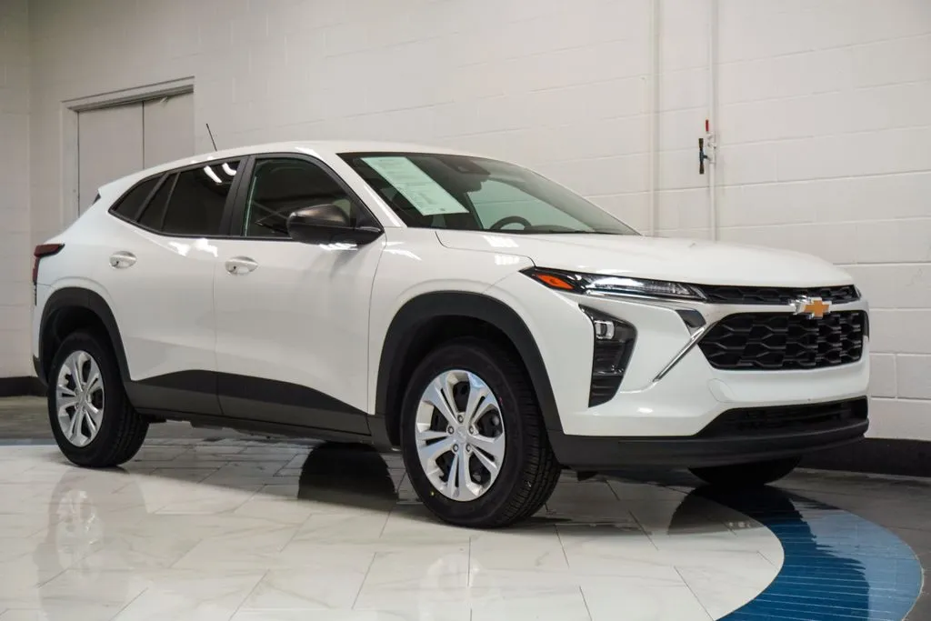 2025 Chevrolet Trax LS, photo 3