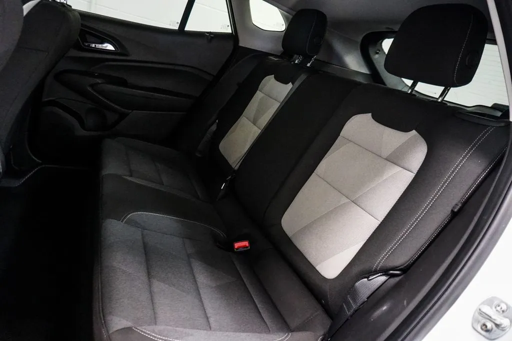 2025 Chevrolet Trax LS, photo 5