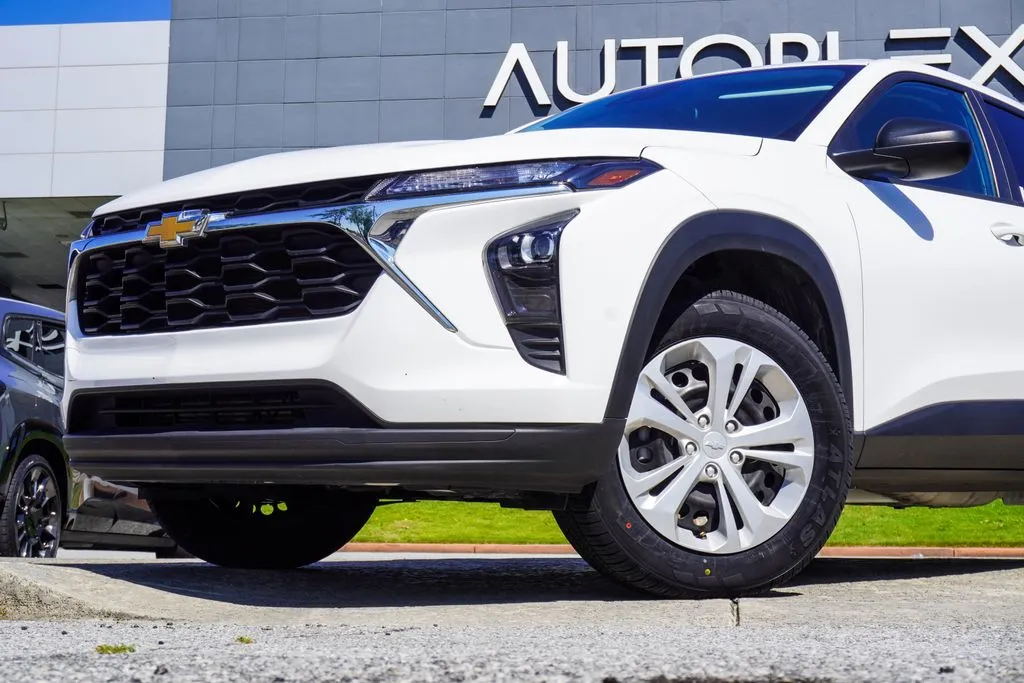 2025 Chevrolet Trax LS, photo 1