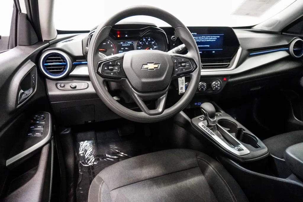 2025 Chevrolet Trax LS, photo 8