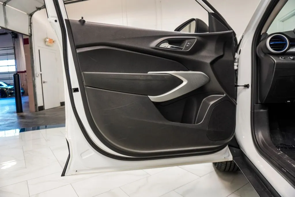2025 Chevrolet Trax LS, photo 15