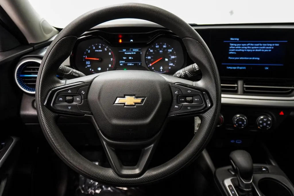 2025 Chevrolet Trax LS, photo 9