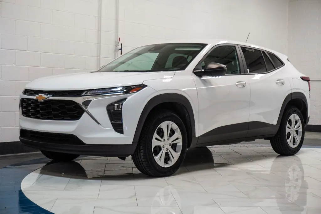 2025 Chevrolet Trax LS, photo 2