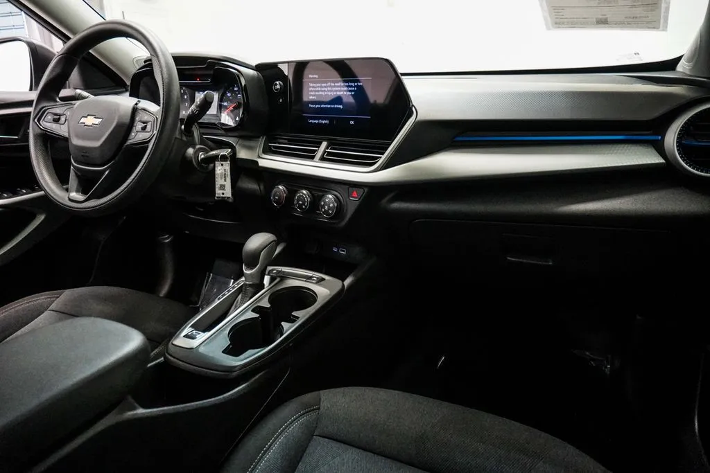 2025 Chevrolet Trax LS, photo 6