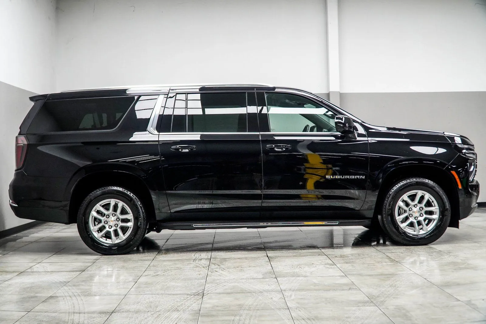 2025 Chevrolet Suburban LT, photo 6