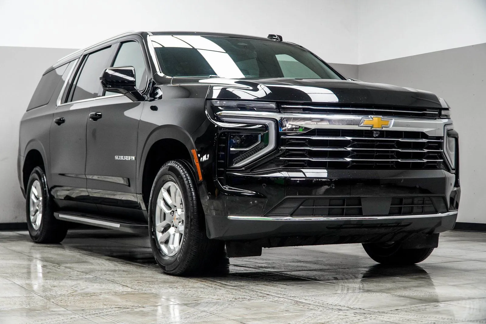 2025 Chevrolet Suburban LT, photo 3