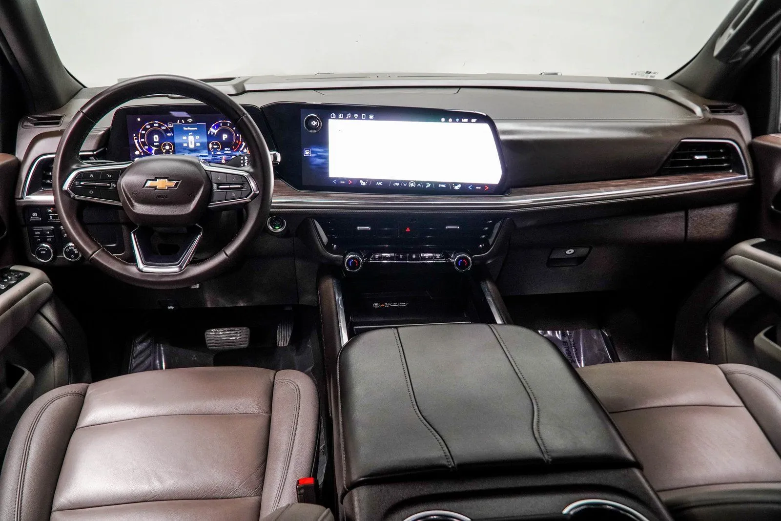2025 Chevrolet Suburban LT, photo 4