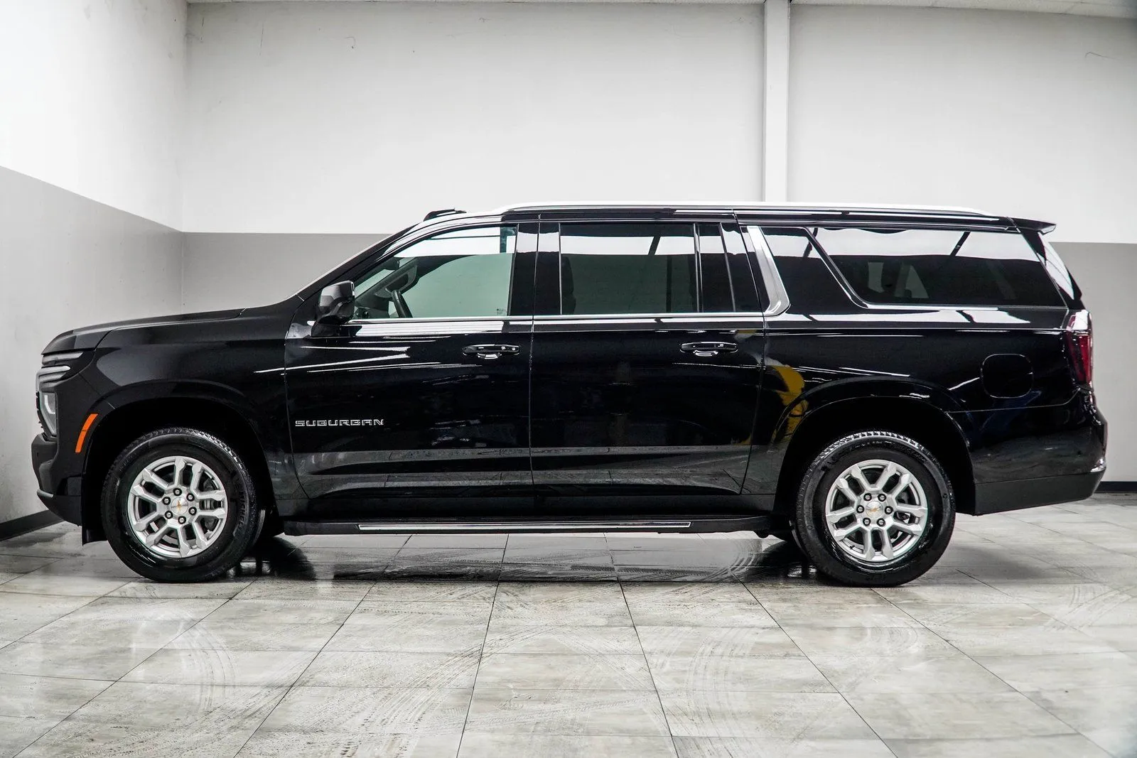 2025 Chevrolet Suburban LT, photo 9