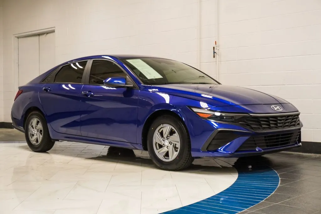 2024 Hyundai Elantra SE, photo 2