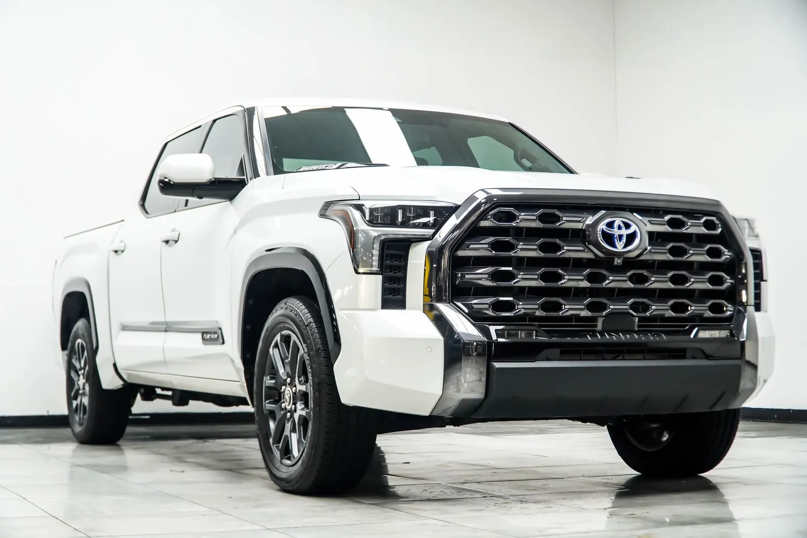 2022 Toyota Tundra Hybrid Platinum, photo 2