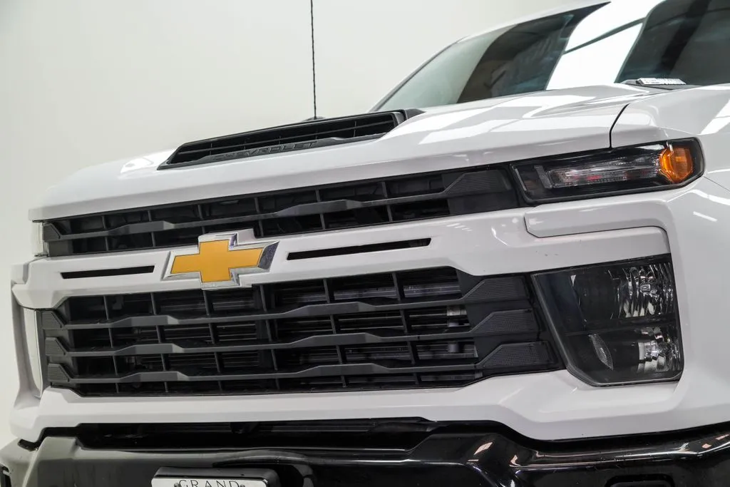 2024 Chevrolet Silverado 2500 HD Custom, photo 2
