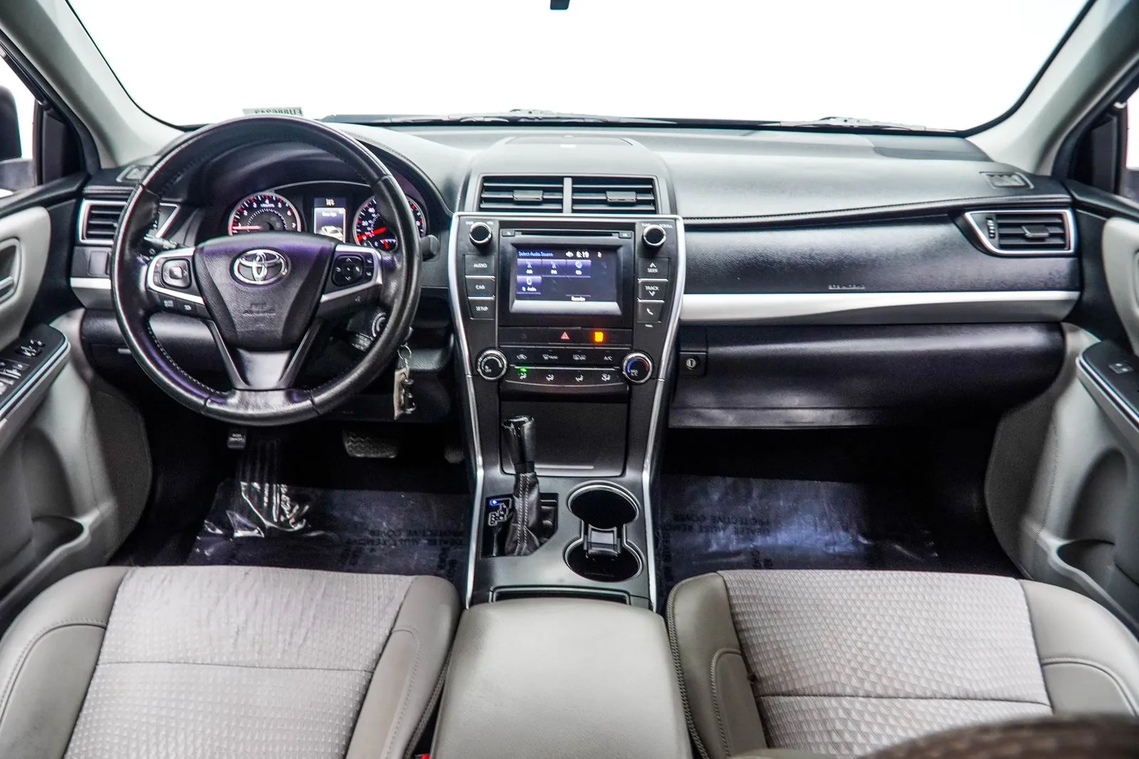 2015 Toyota Camry SE, photo 3