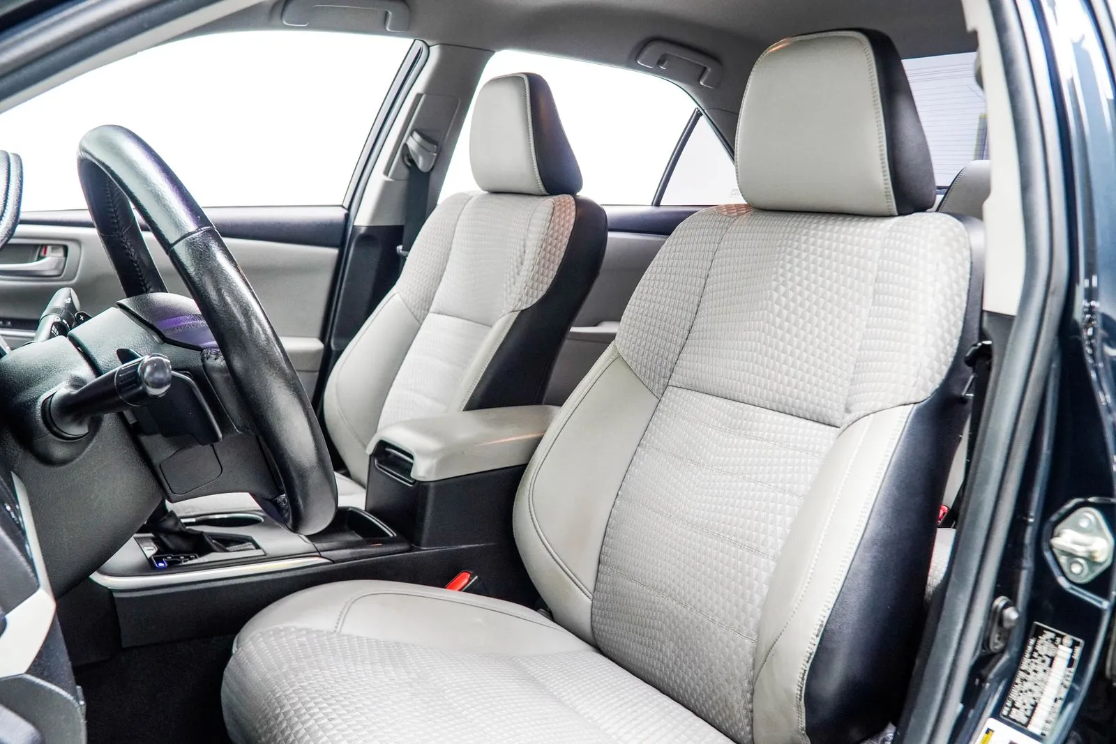 2015 Toyota Camry SE, photo 30