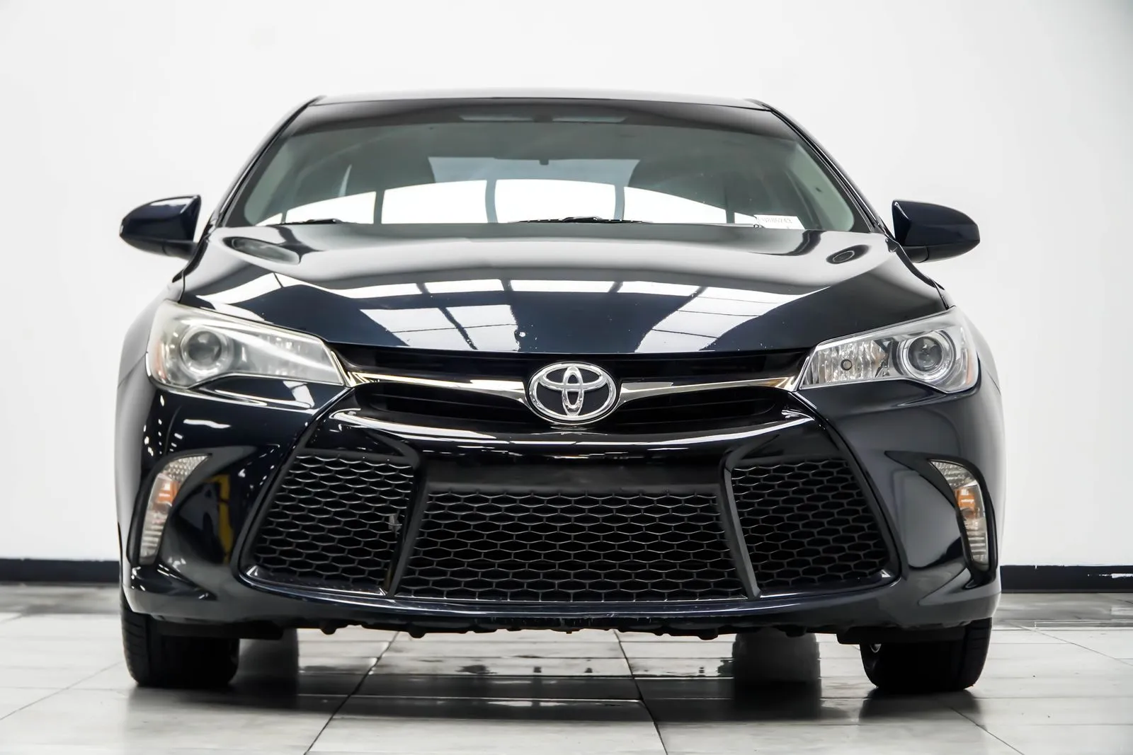 2015 Toyota Camry SE, photo 6