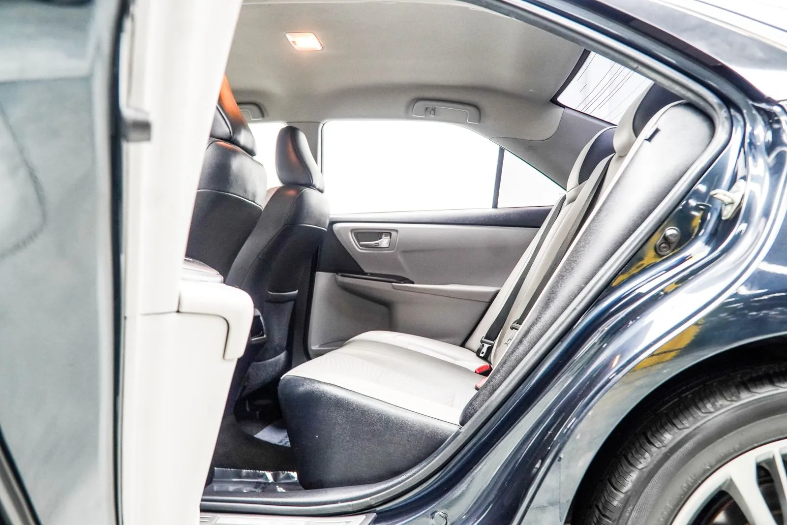 2015 Toyota Camry SE, photo 32