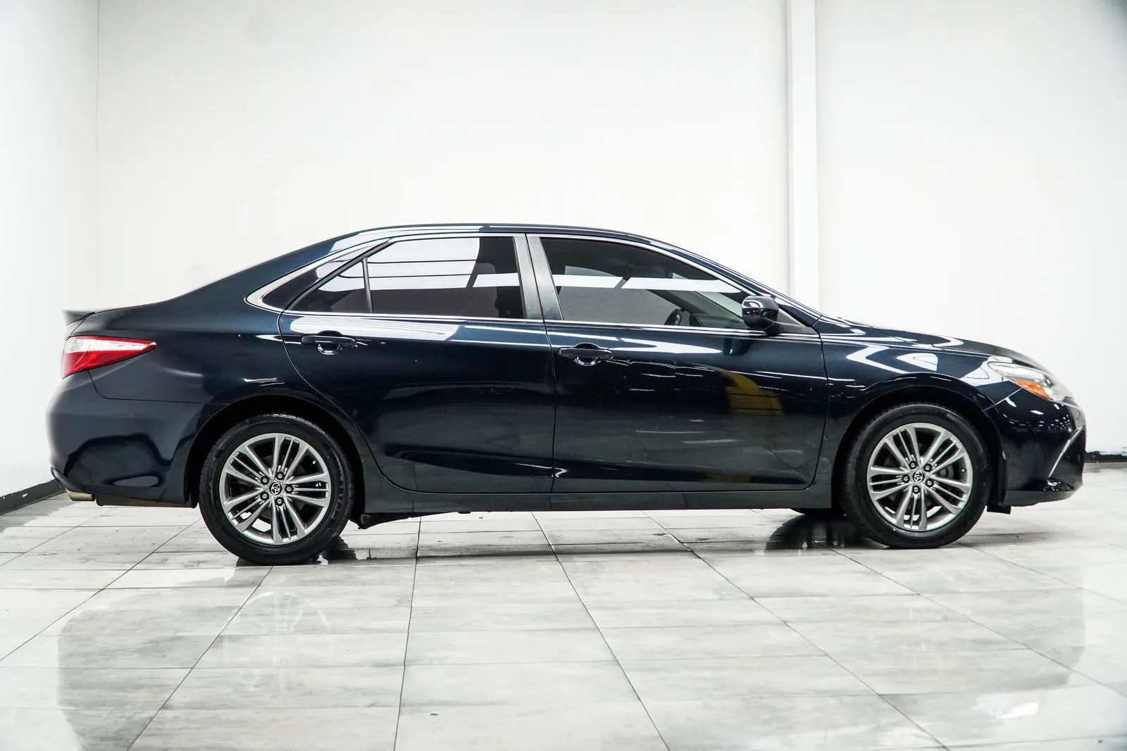 2015 Toyota Camry SE, photo 5