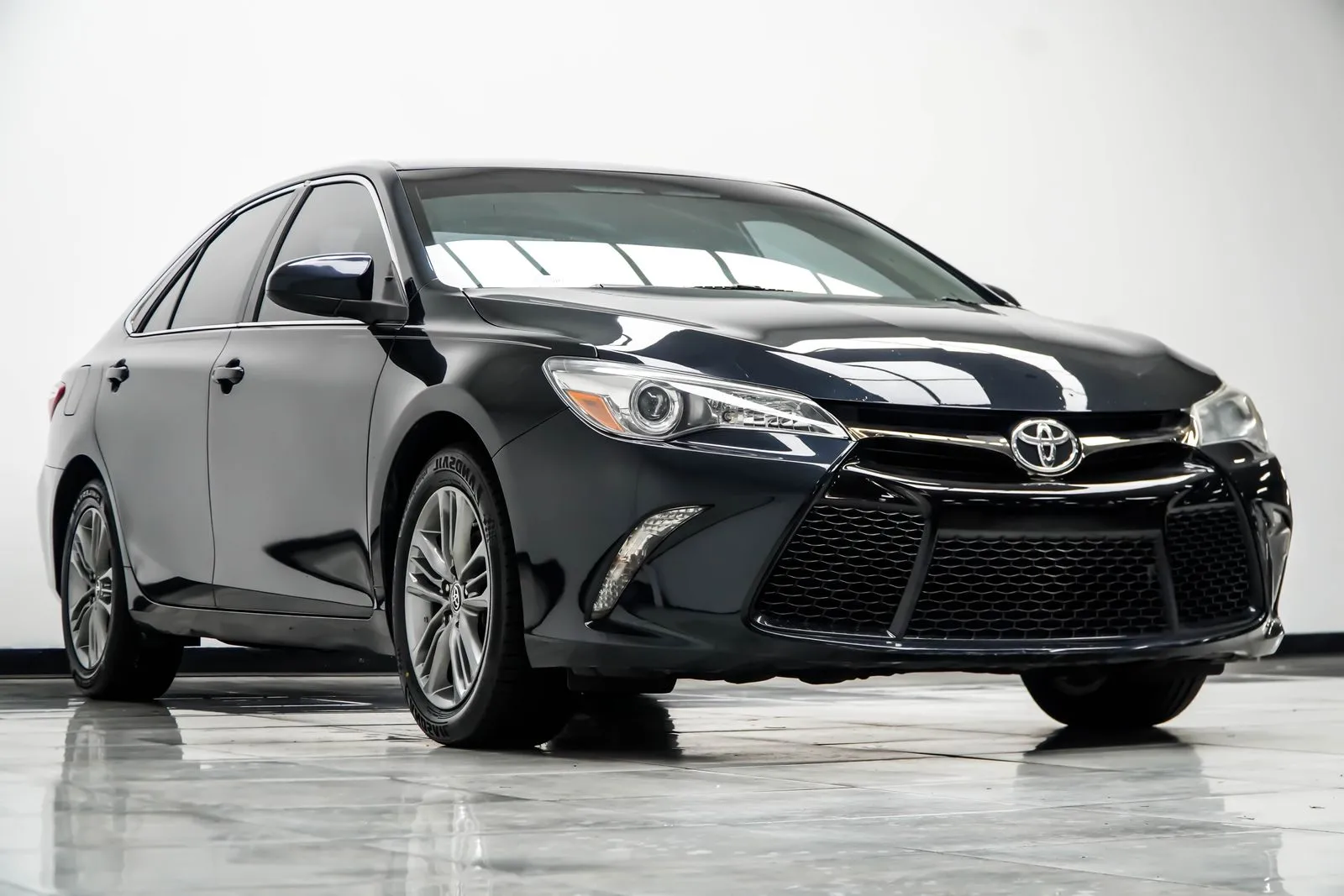 2015 Toyota Camry SE, photo 2