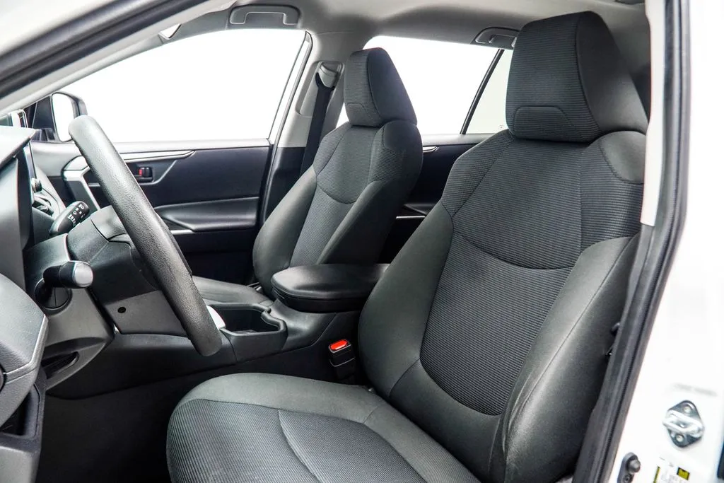 2024 Toyota RAV4 LE, photo 31