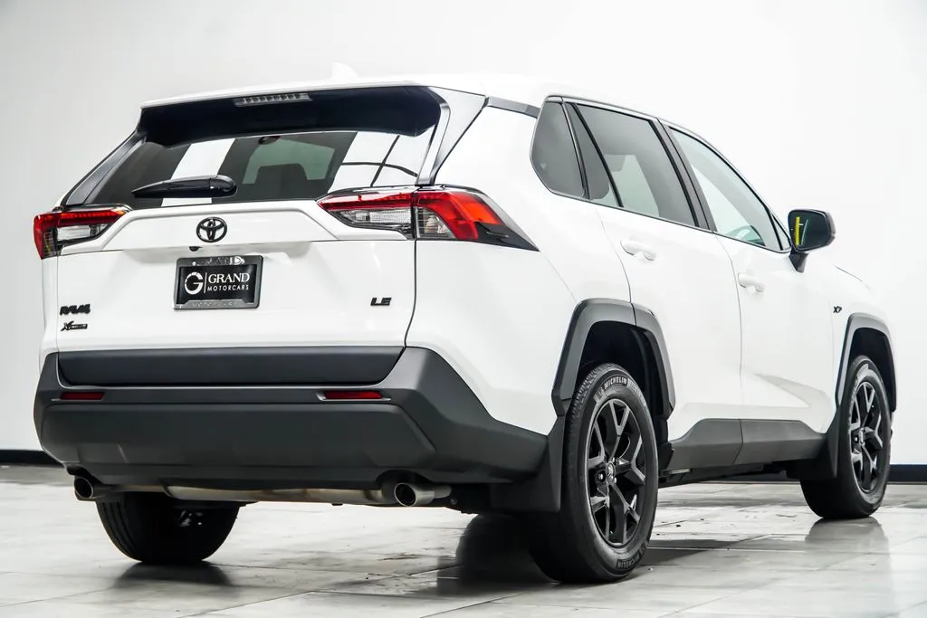 2024 Toyota RAV4 LE, photo 12