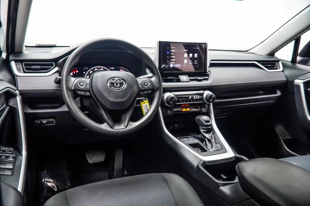2024 Toyota RAV4 LE, photo 15