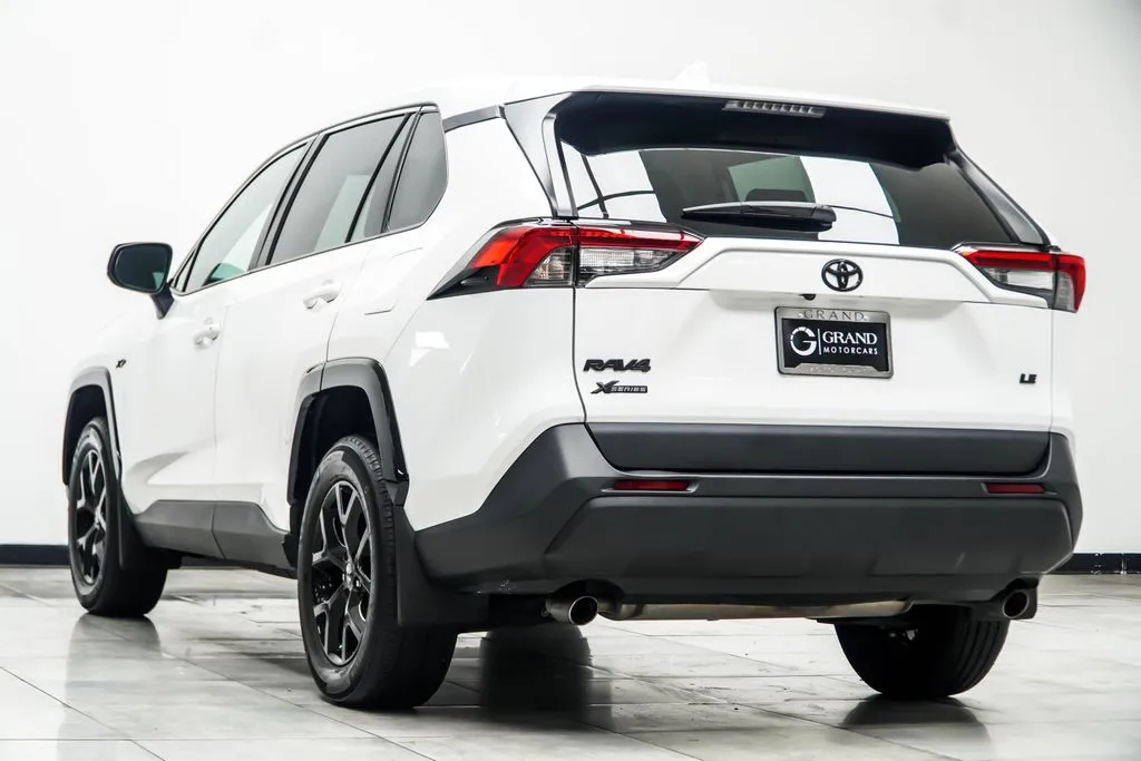 2024 Toyota RAV4 LE, photo 10