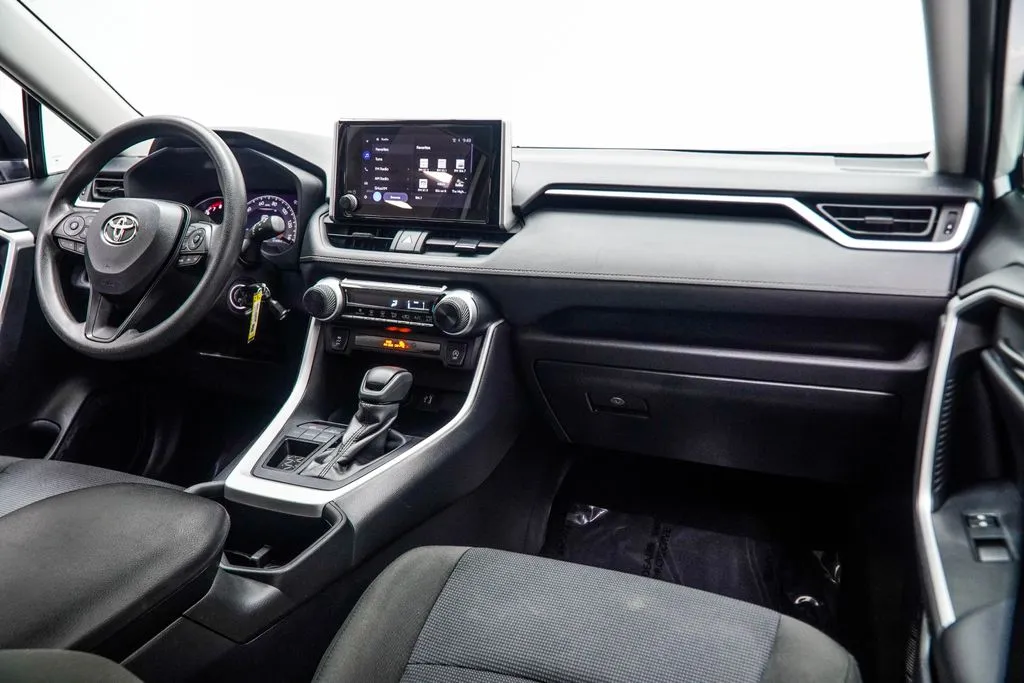 2024 Toyota RAV4 LE, photo 18