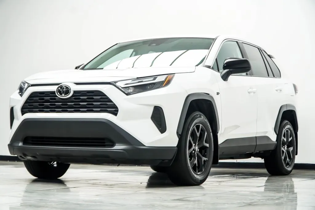 2024 Toyota RAV4 LE, photo 8