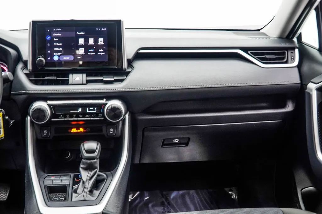 2024 Toyota RAV4 LE, photo 17