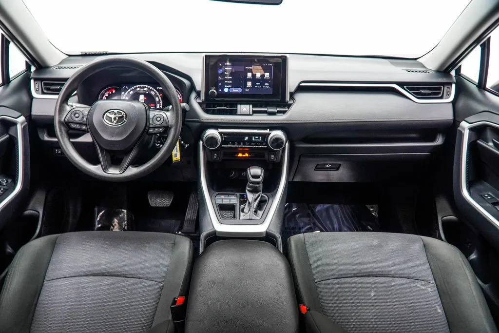 2024 Toyota RAV4 LE, photo 3